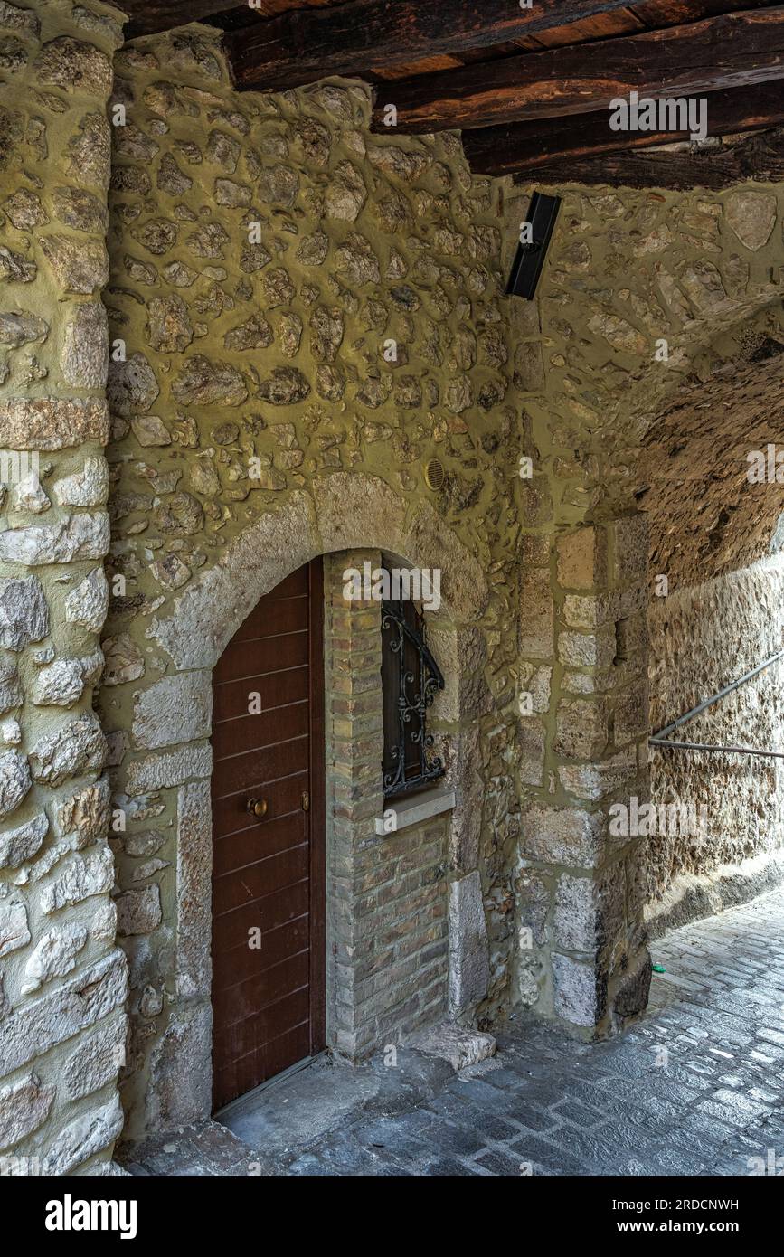 Werfen Sie einen Blick auf Gassen, Treppen, Arkaden, Dekorationen, Bögen und Häuser der mittelalterlichen Stadt Goriano Sicoli. Goriano SIcoli, Abruzzen Stockfoto