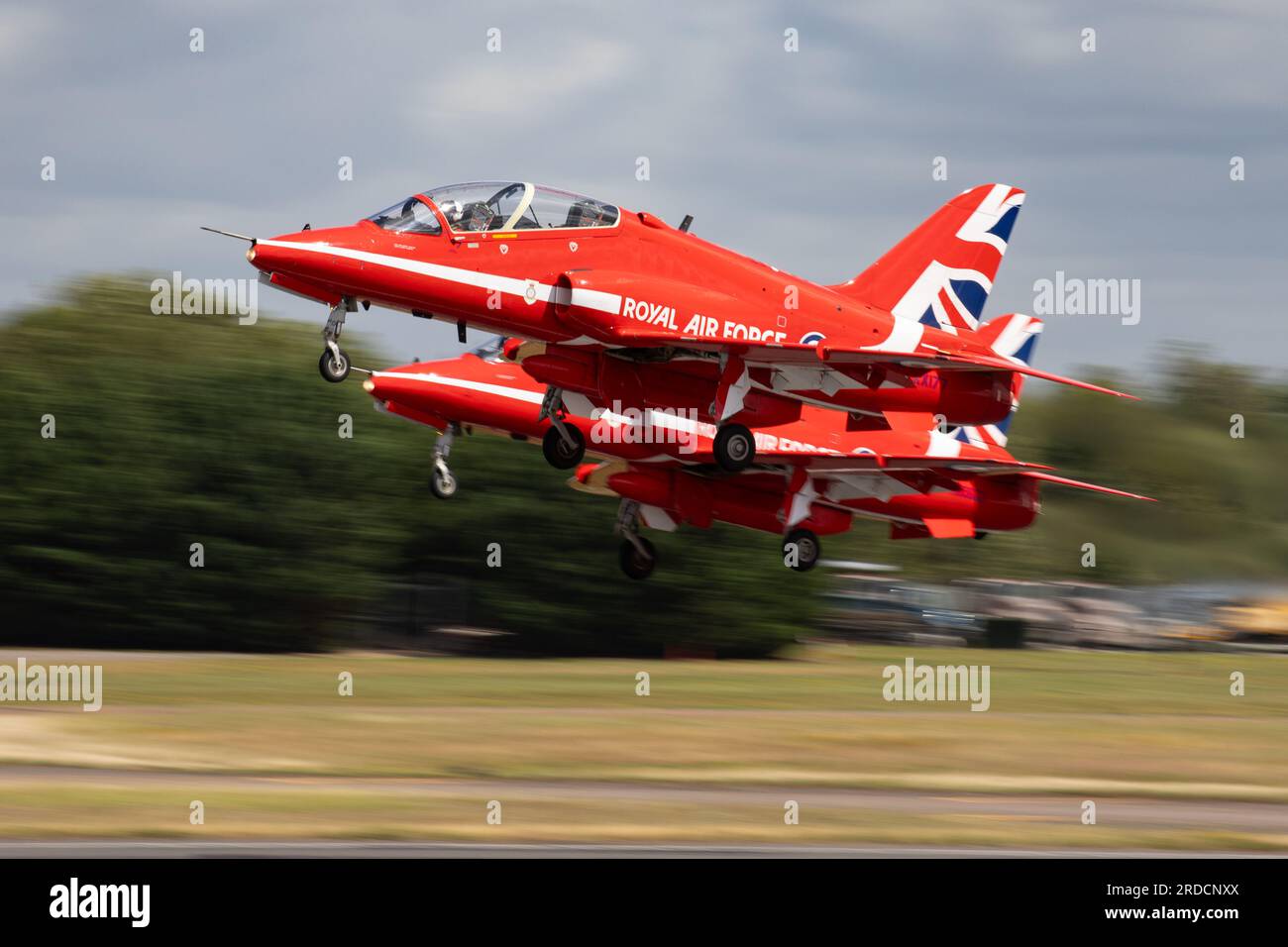 Die Roten Pfeile starten für ihre Show-Routine auf der Royal International Air Tattoo 2023. Stockfoto