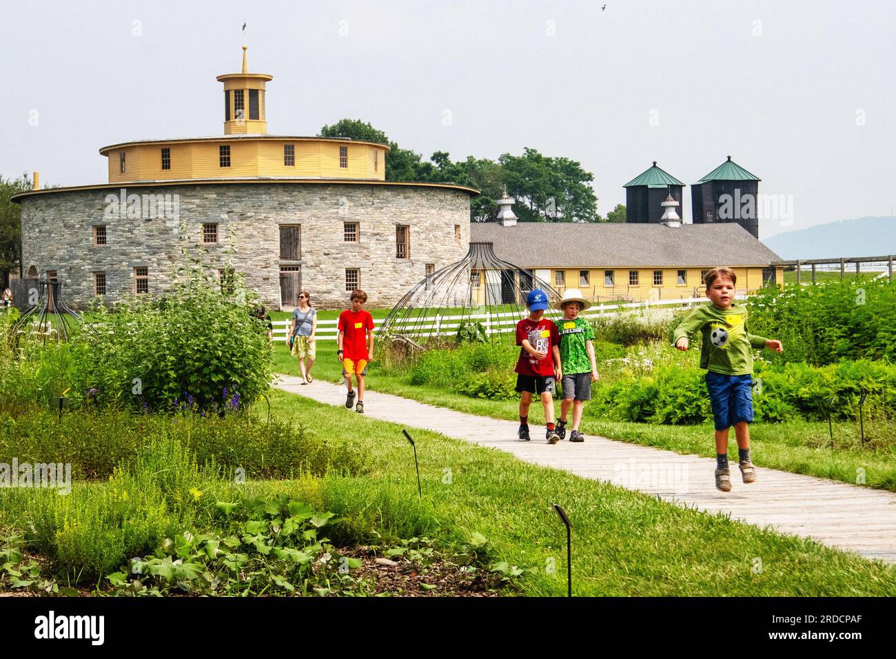 Hancock ShakerVillage mit Kindern und einer runden Steinscheune Stockfoto