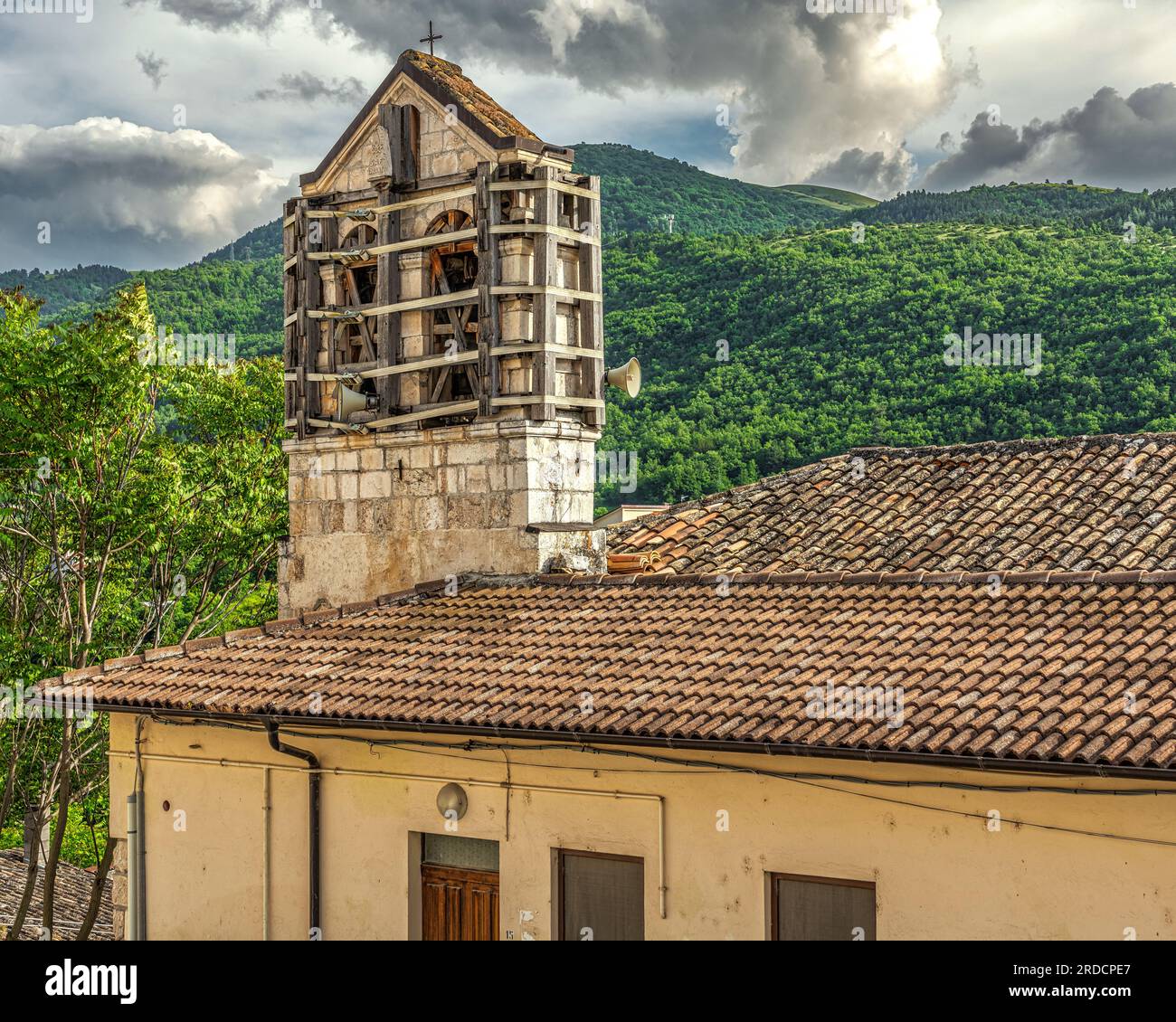 Der Glockenturm wurde nach dem Erdbeben der antiken und mittelalterlichen Kirche San Francesco in Goriano Sicoli eingesperrt. Provinz L'Aquila, Abruzzen Stockfoto