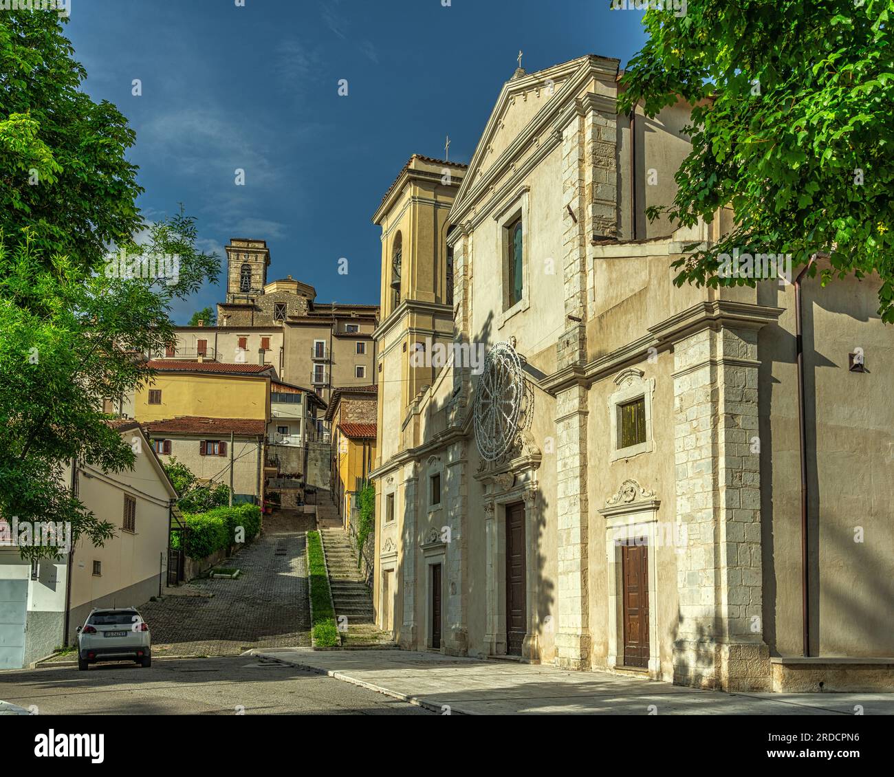 Die Fassade des Kirchenheiligtums von S. Gemma. Die Kirche ist ein Ort der Verehrung des Märtyrers und der Schirmherrin der mittelalterlichen Stadt Goriano Sicoli. Stockfoto