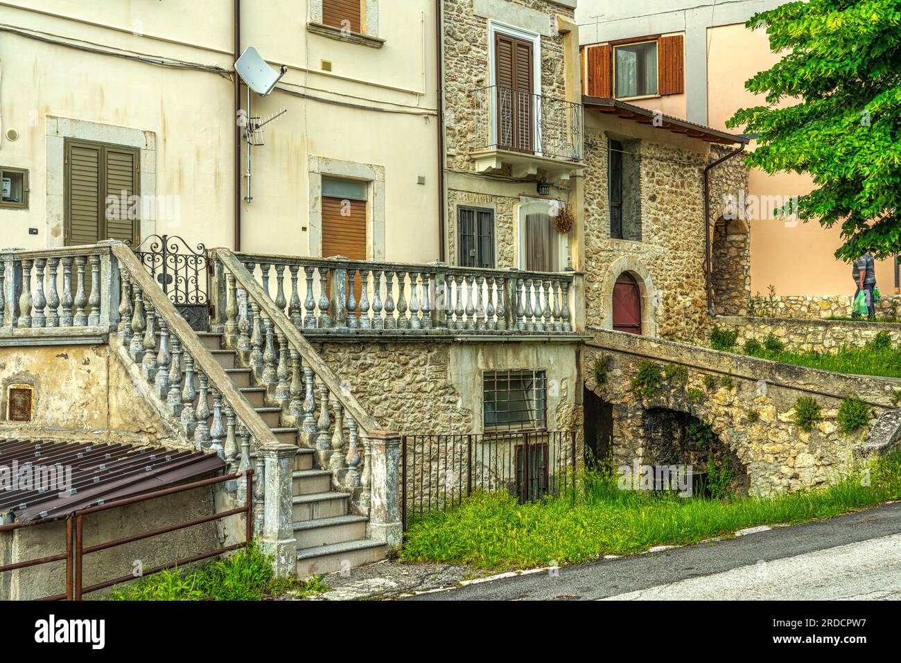 Werfen Sie einen Blick auf die Häuser in der mittelalterlichen Stadt Goriano Sicoli. Goriano Sicoli, Provinz L'Aquila, Abruzzen, Italien, Europa Stockfoto