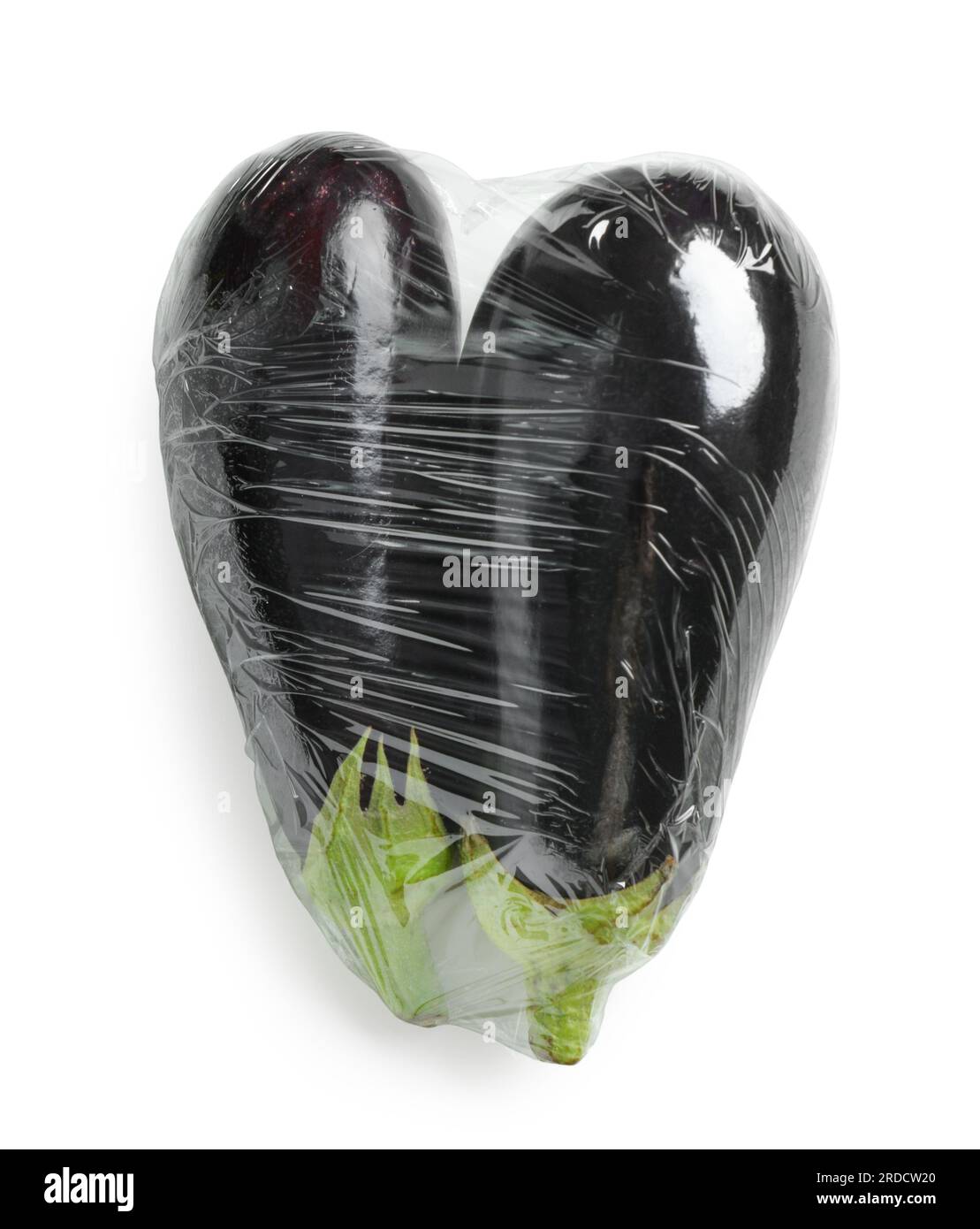 Frische Aubergine in Kunststoffverpackung auf weißem Hintergrund Stockfoto