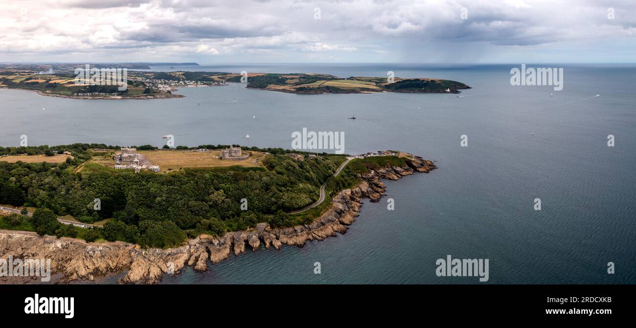 PENDENNIS CASTLE, FALMOUTH, CORNWALL, GROSSBRITANNIEN - 5. JULI 2023. Blick aus der Vogelperspektive auf die Festung und weiter auf dem Pendennis Castle an einer strategischen Landzunge Stockfoto