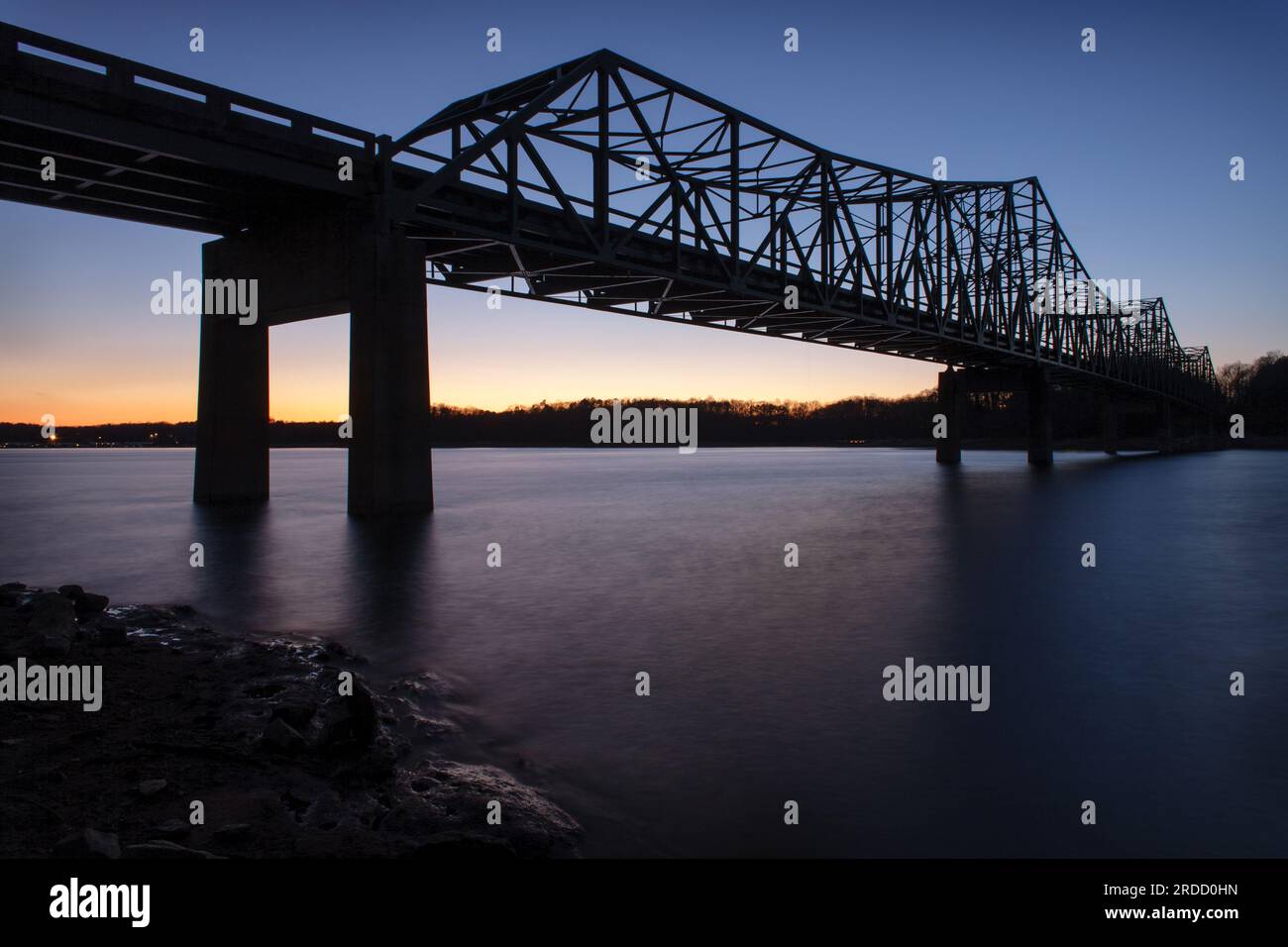 Browns Bridge, Lake Sidney Lanier - Hall County, Georgia. An einem kalten Winterabend überquert die Browns Bridge einen unruhigen Lake Lanier. Stockfoto