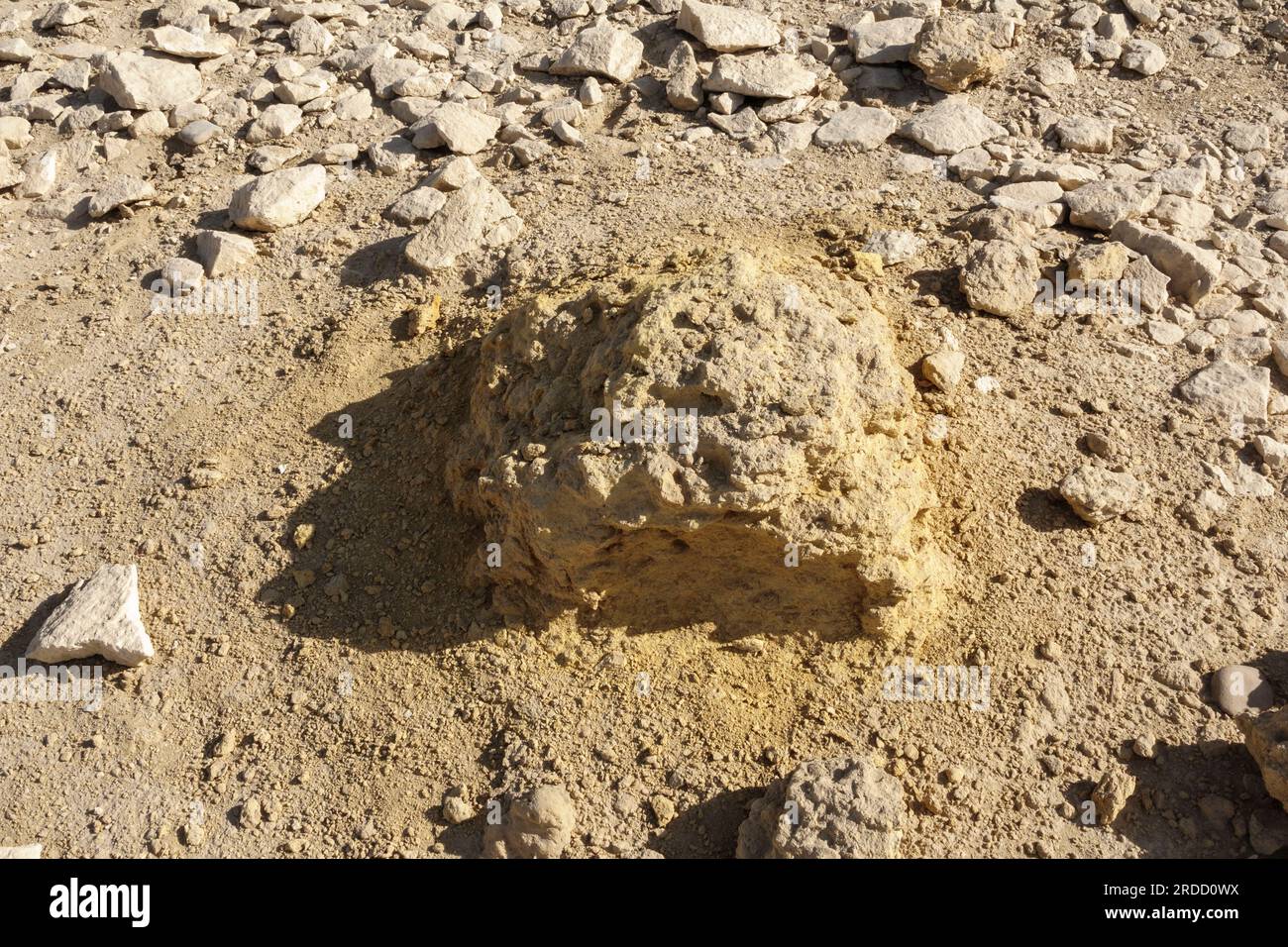 Ein heruntergefallenes Fragment am Fuße der Roten Pyramide, das Wassererosion nach einem Regensturm zeigt, Dahschur, Ägypten Stockfoto
