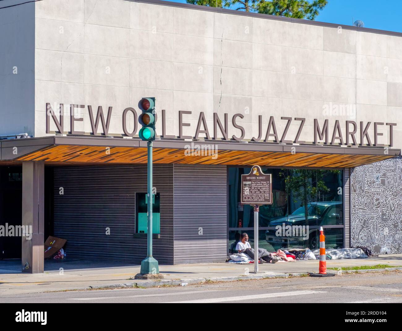 NEW ORLEANS, LA, USA - 5. FEBRUAR 2023: Obdachloser und New Orleans Jazz Market am Oretha Castle Haley Boulevard in Central City Stockfoto