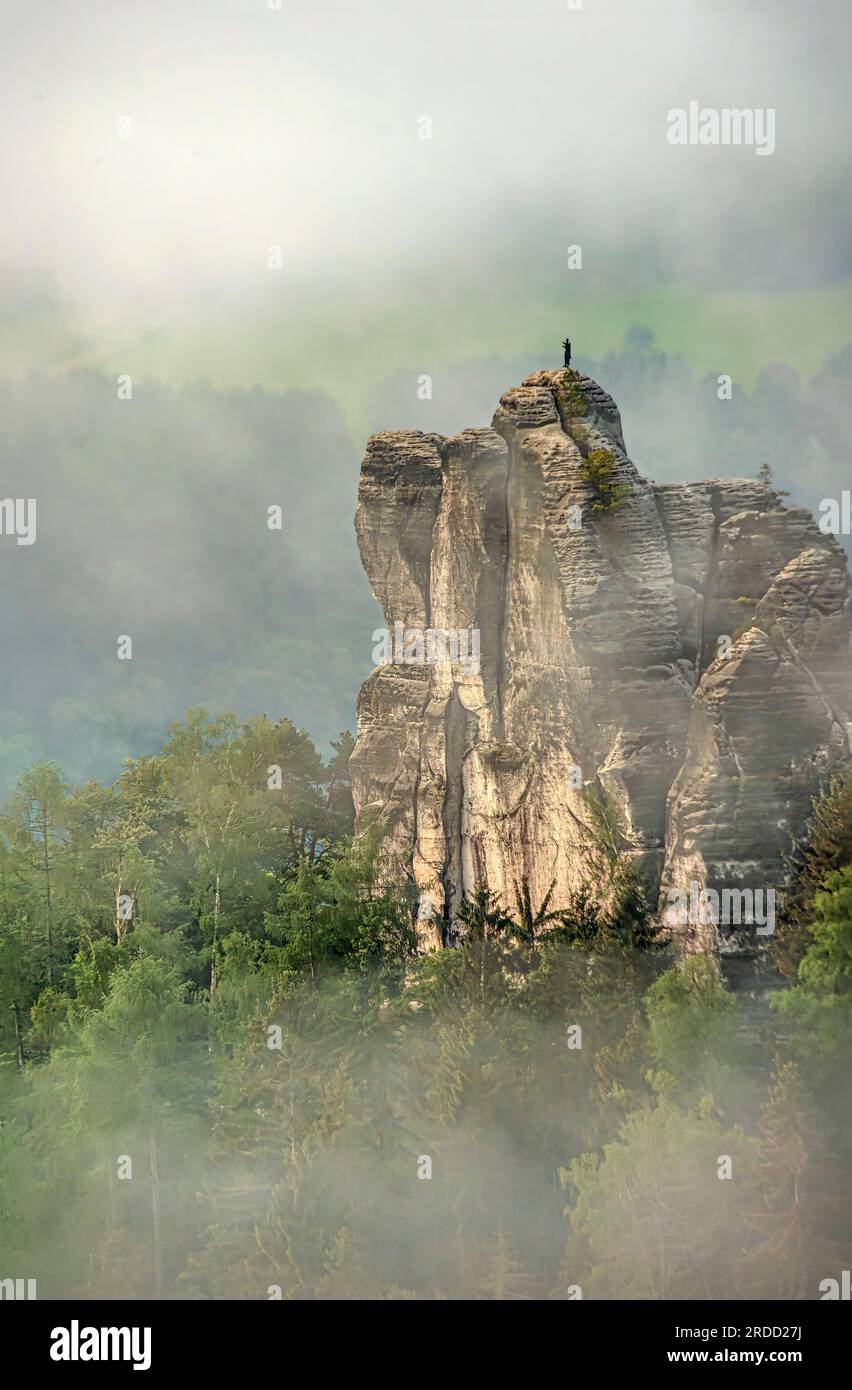 Blick auf den „Mönch“ (auch Mönchstein), einen Felsenpinnakel und einen beliebten Klettergipfel in der sächsischen Schweiz Stockfoto