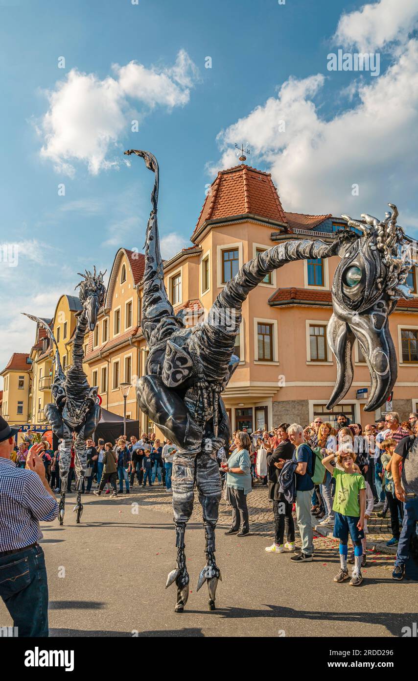 Street Performance von prähistorischen Riesen während des 30. Herbst- und Weinfestes Radebeul, Sachsen Stockfoto