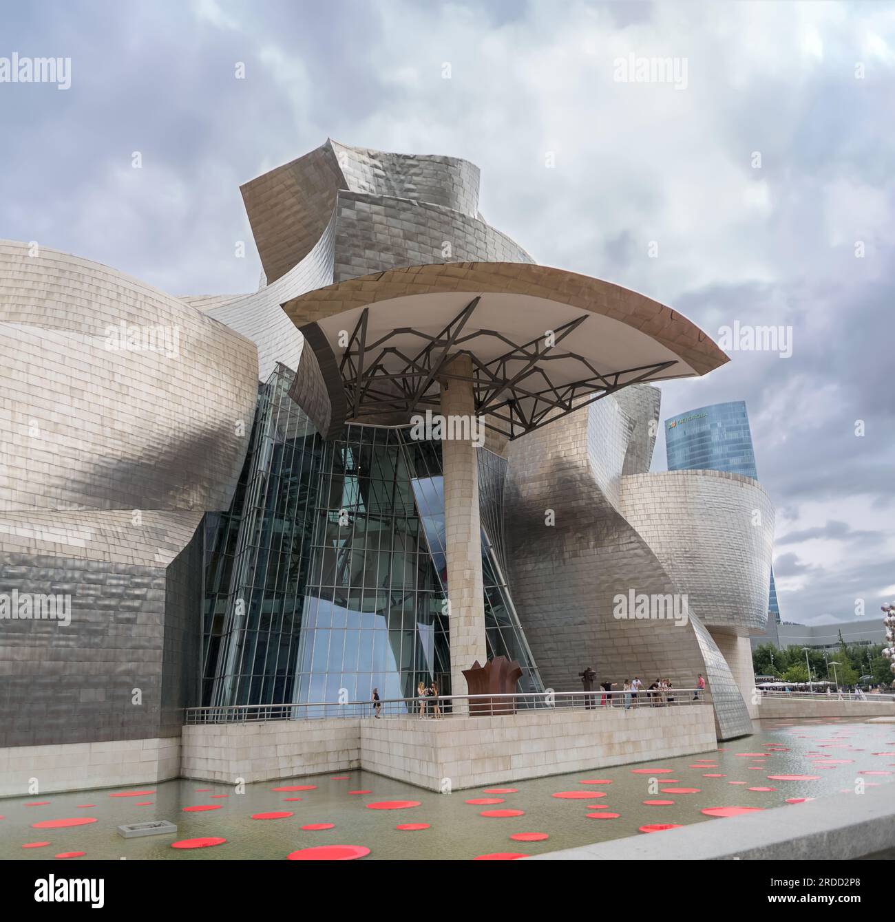 Bilbao Spanien - 07 05 2021 Uhr: Außenansicht des berühmten Guggenheim-Museums Bilbao, eines berühmten Museums für moderne und zeitgenössische Kunst, Nervion River und Bi Stockfoto