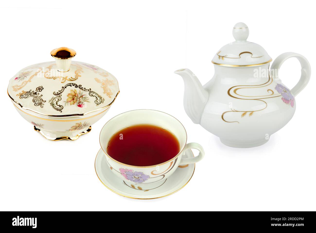 Klassische Süßigkeiten, Teetasse und Teekanne isoliert auf weißem Hintergrund. Collage. Stockfoto