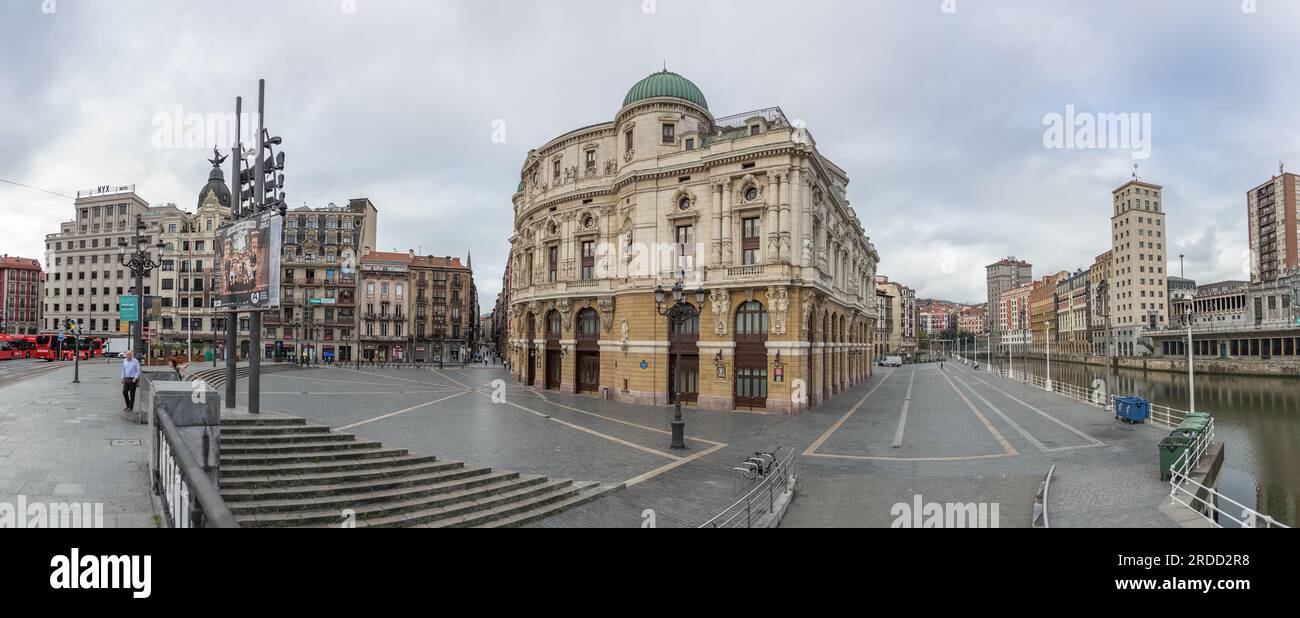 Bilbao Spanien - 07 05 2021 Uhr: Panoramablick von außen auf den Arriaga-Platz, einen berühmten platz am Casco Viejo, das Arriaga-Theater, die Brücke und den Fluss Nervión Bi Stockfoto
