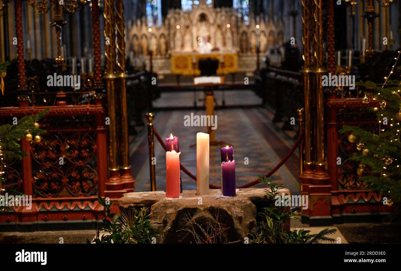 Weihnachtskerzen In Der Litchfield Cathedral Stockfoto