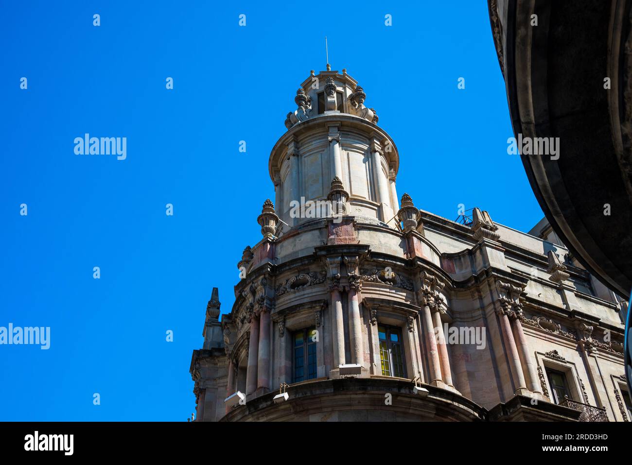 Barcelona, Spanien - Mai 26 2022: Erstaunliche Architektur der Gebäude in der Altstadt. Stockfoto