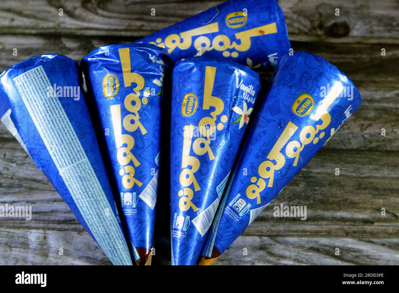 Kairo, Ägypten, Juli 15 2023: KIMO Kono Nestle Vanilleeis mit Karamell-, Nuss- und Schokoladenchips in knusprigen Waffel- und Schmelzkolben Stockfoto