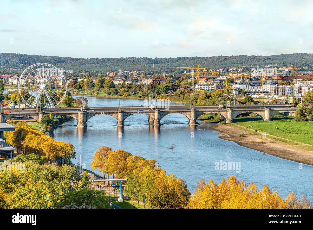 Erhöhte Aussicht auf die Elbe und die Marienbrücke von Dresden, Sachsen, Deutschland Stockfoto