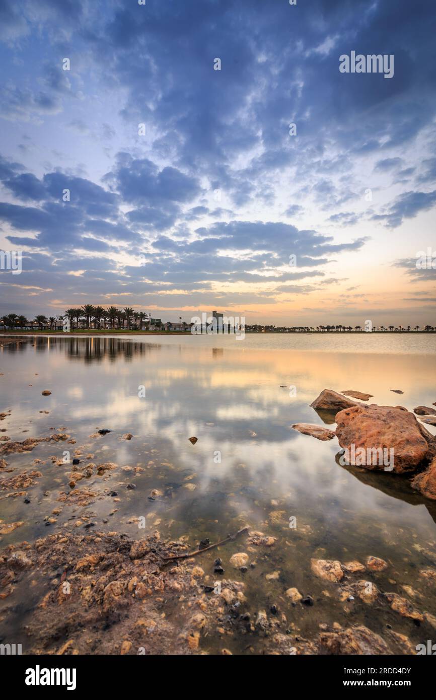 Morgenblick auf den Modon Lake bei Sonnenaufgang - Dammam, Saudi-Arabien. Stockfoto