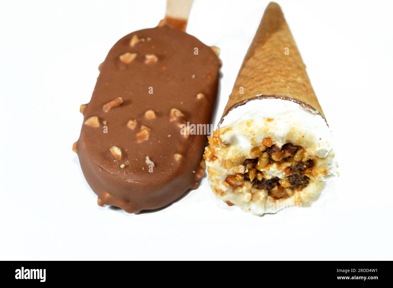 Eiscreme-Vanille-Teller mit Schokoladenstückchen, Nüssen und Karamell in knusprigen Waffeln und Vanilleeis, beschichtet und bedeckt Stockfoto