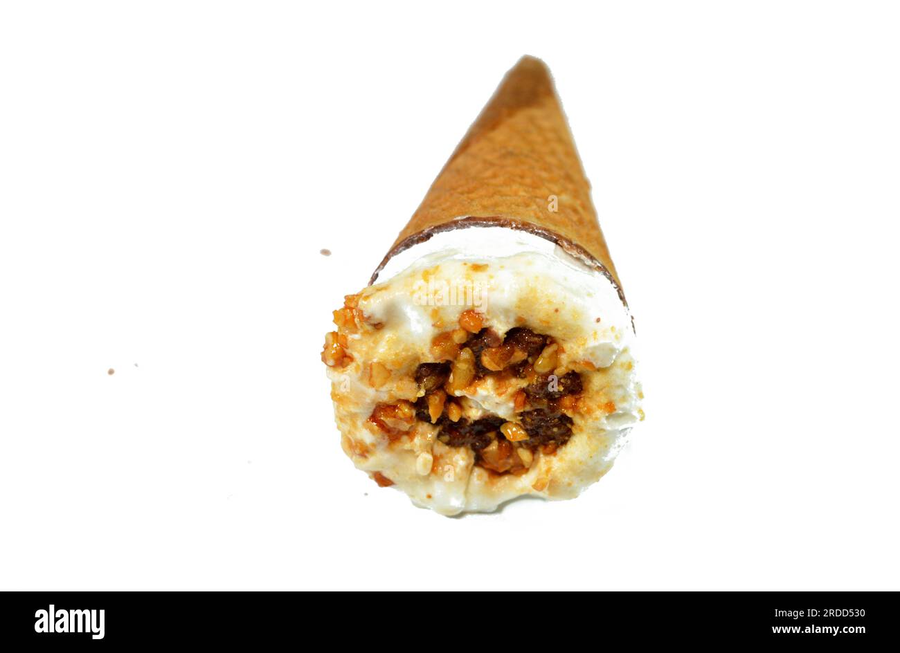 Eiscreme-Vanillekonus mit Schokoladenstückchen, Nüssen und Karamell in knusprigen Waffeln, selektiver Fokus des Schmelzens von kaltem Eis twi Stockfoto