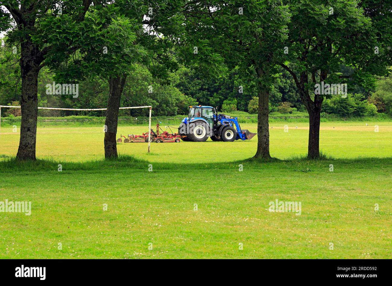 Traktor mäht Gras, Pontcanna Fields, Cardiff. Stockfoto