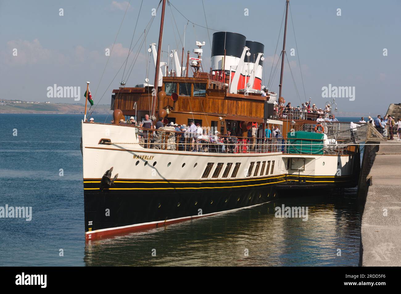 Waverley Dampf-Paddelboot am Porthcawl Pier vor Anker Stockfoto