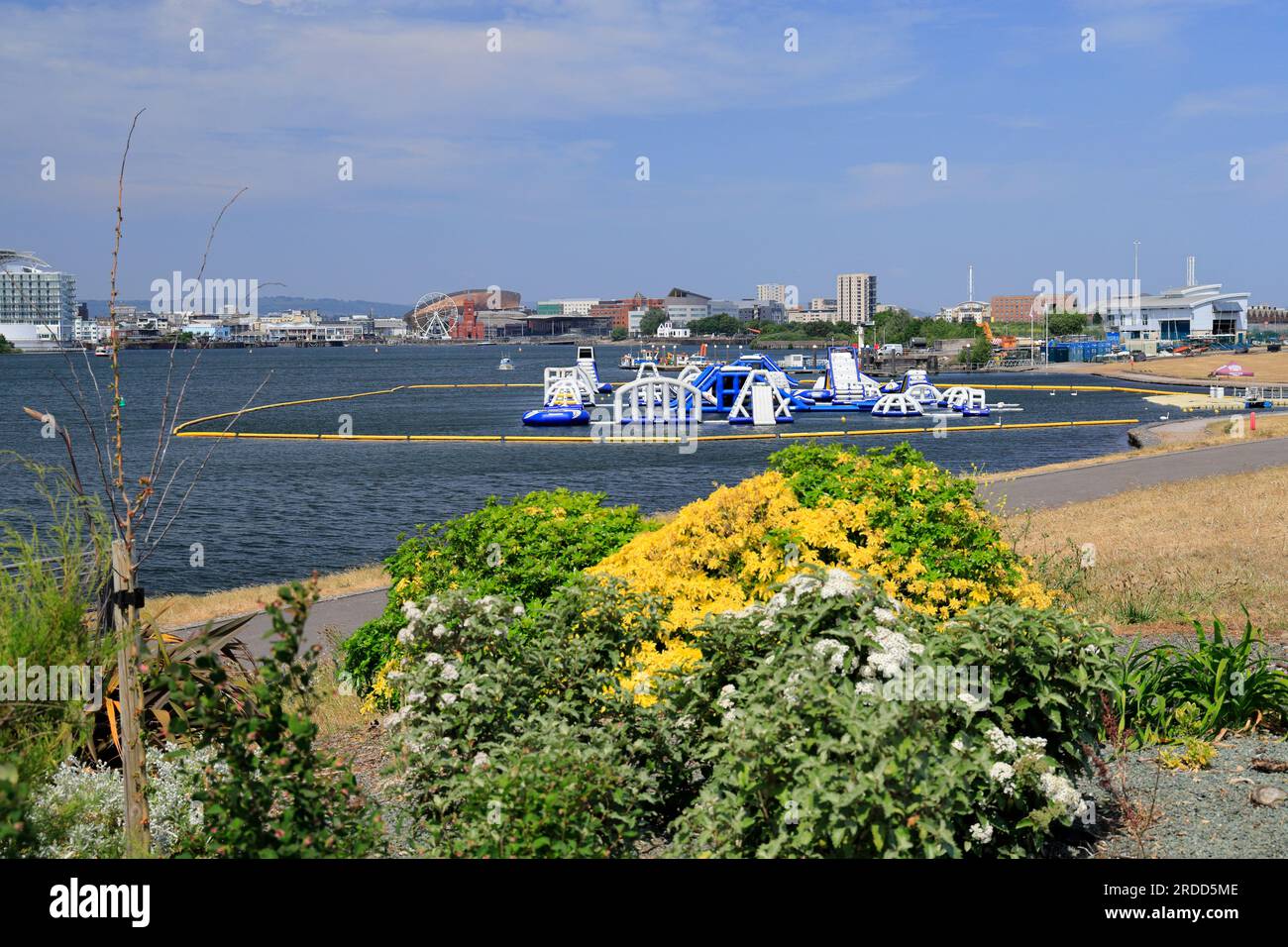 Aqua Park Cardiff, sommerliche Wasseraktivitäten, Cardiff Bay, Cardiff, Wales. Stockfoto