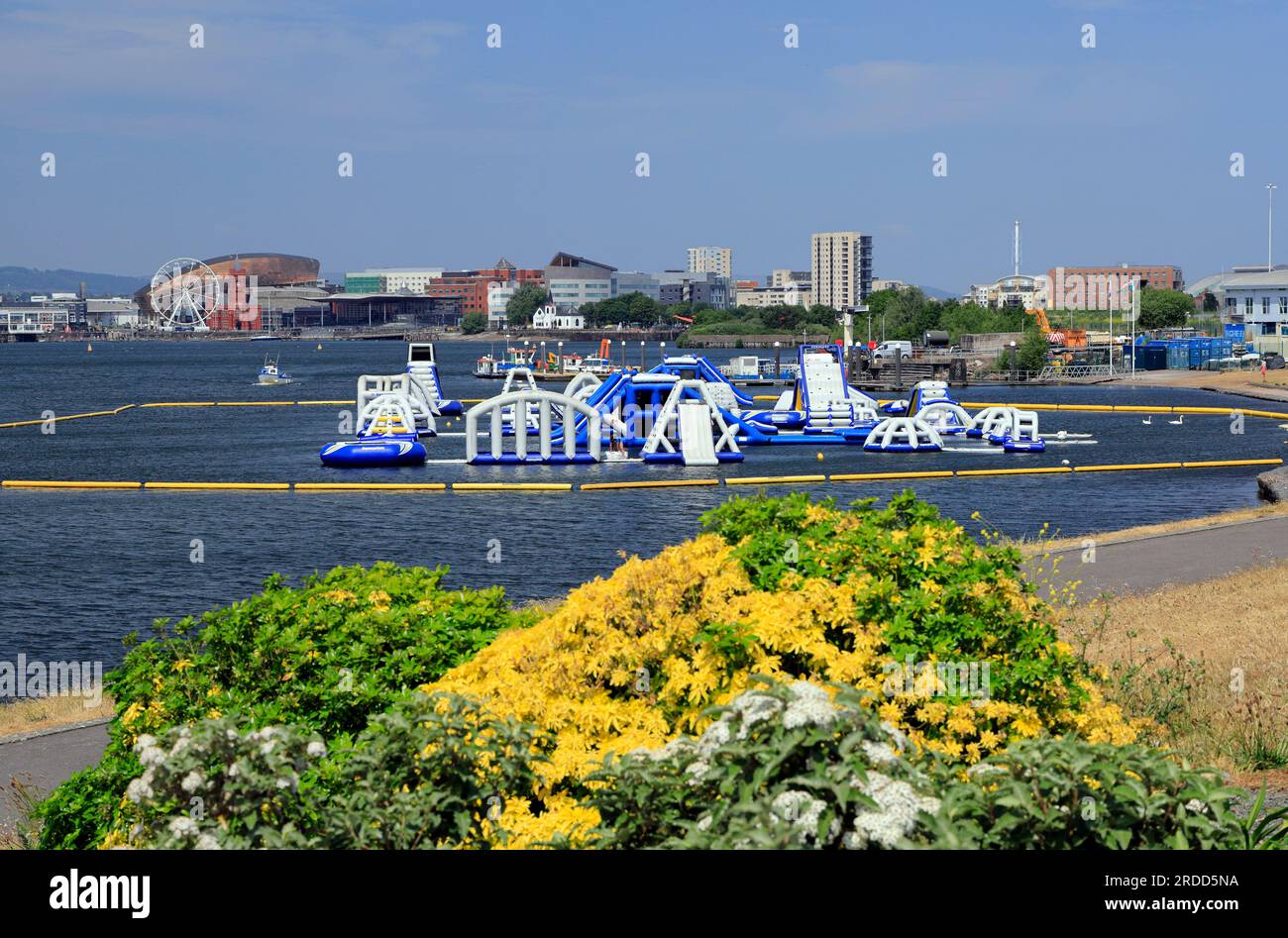 Aqua Park Cardiff, sommerliche Wasseraktivitäten, Cardiff Bay, Cardiff, Wales. Stockfoto