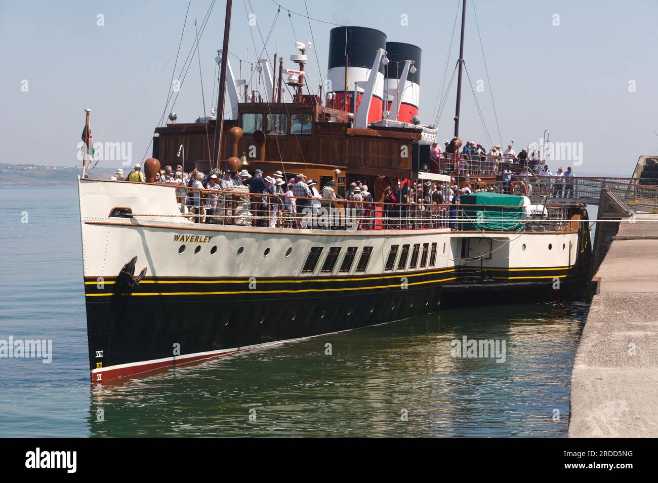 Waverley Paddeldampfer legt am Porthcawl Pier an Stockfoto