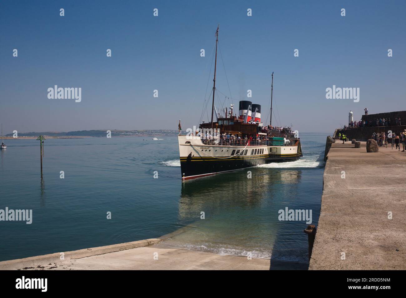 Waverley Paddeldampfer legt am Porthcawl Pier an Stockfoto