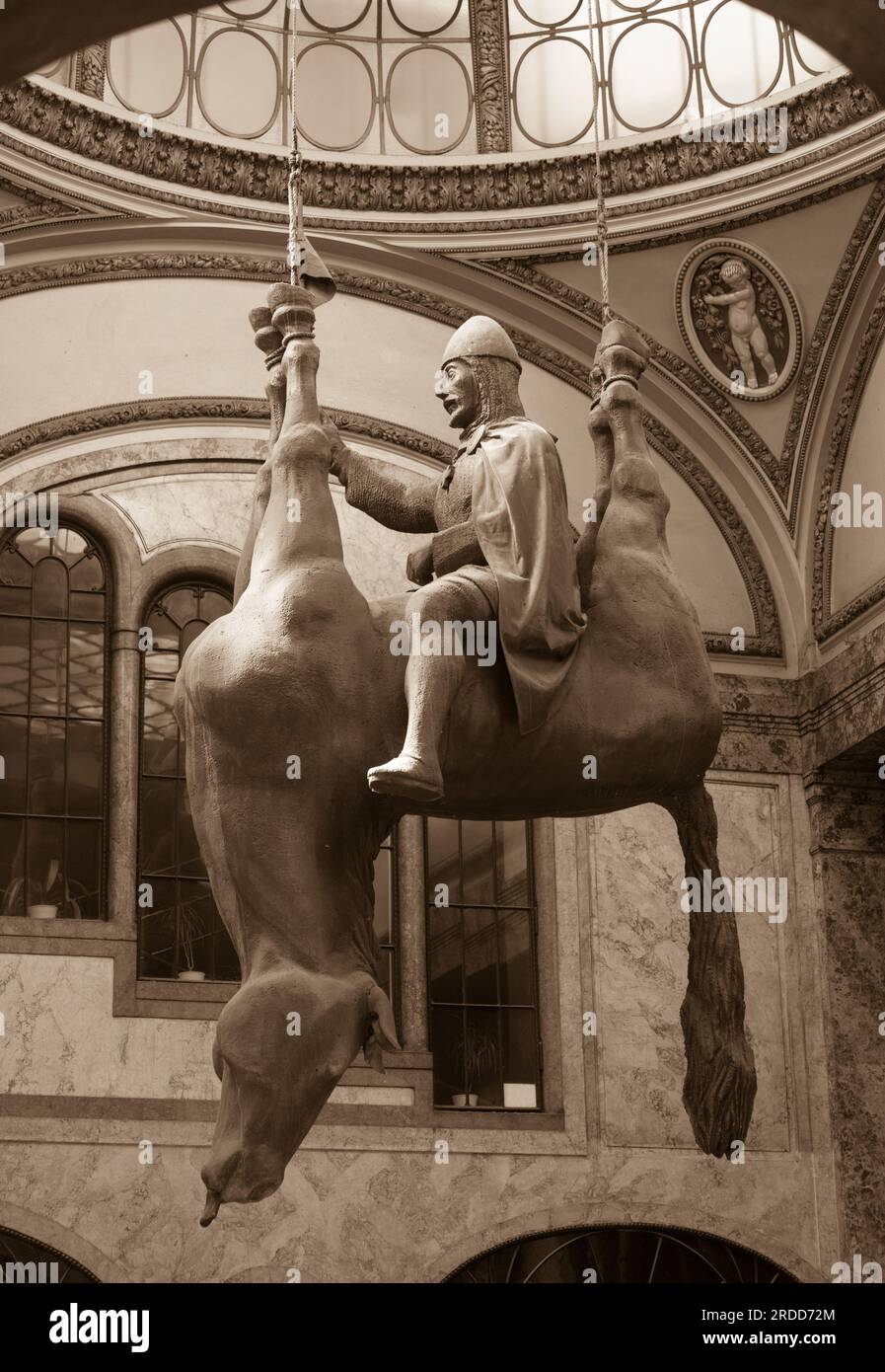 PRAG, TSCHECHISCHE REPUBLIK, EUROPA - Statue von König Wenzel, der auf einem kopfüber toten Pferd reitet, im Jugendstil-Lucerna-Palast. Von Künstler David Cerny. Stockfoto