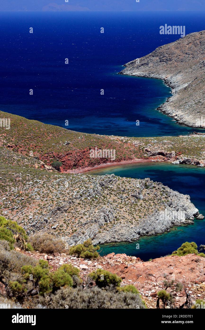 Roter Strand oder Paralia Kokkini, zwischen Livadia und Lethra, Tilos, Dodekanesische Inseln, Südägäis, Griechenland. Stockfoto