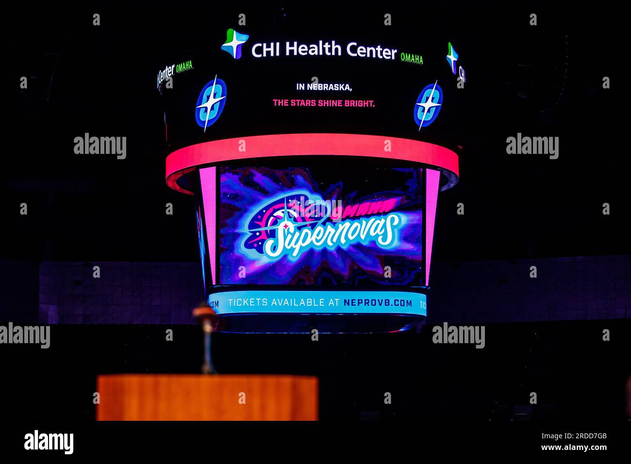 Omaha, NE USA 20. Juli 2023. Auf dem Scoreboard der Overhead-Arena wird die Einführung des Mannschaftsnamens Supernovas des Nebraska Pro Volleyball-Teams während einer Professional Women's Volleyball Pressekonferenz im CHI Health Center in Omaha, NE, gezeigt. Michael Spomer/Cal Sport Media/Alamy Live News Stockfoto