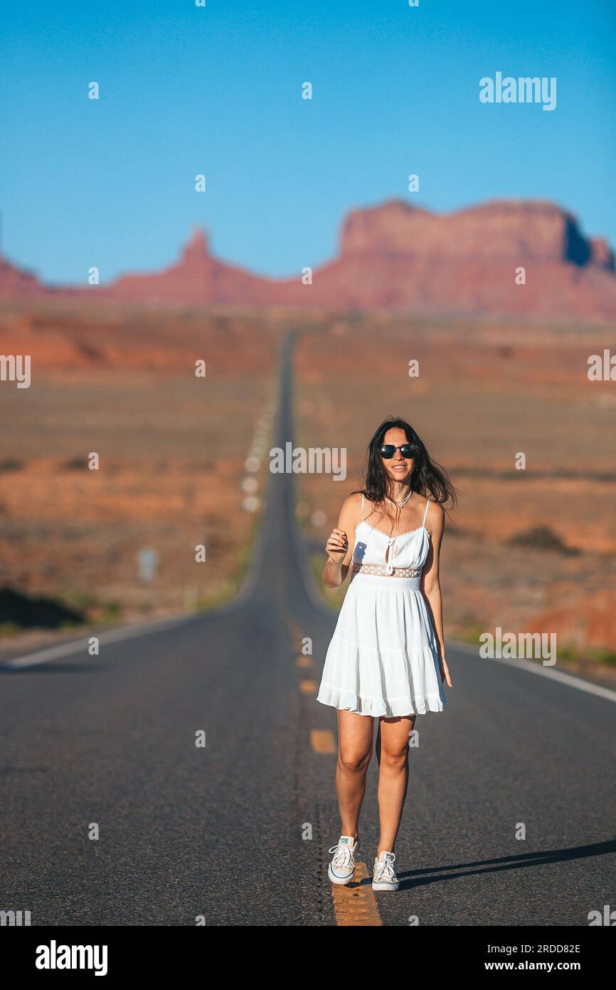 Malerischer Highway im Monument Valley Tribal Park in Utah. Junge Frau auf der berühmten Straße im Monument Valley Stockfoto