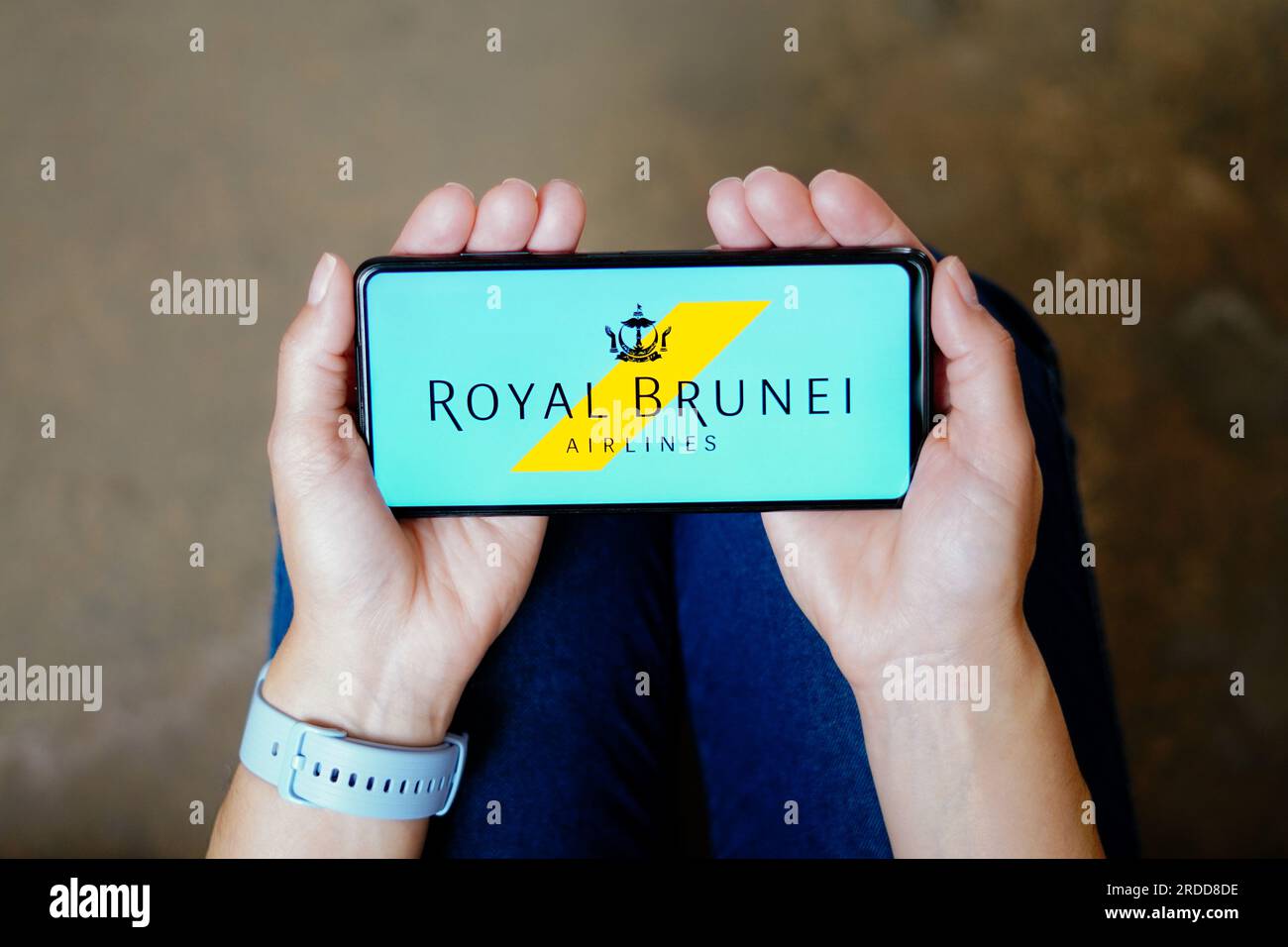 In dieser Fotoabbildung wird das Logo der Royal Brunei Airlines auf einem Smartphone angezeigt. Stockfoto