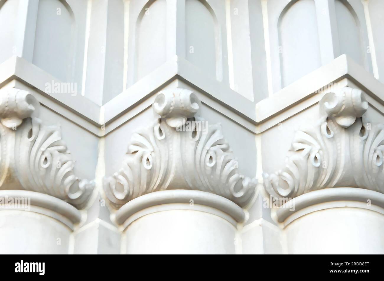 Abstrakte Kirchensäulen bilden ein rundes, spitzes und flaches Muster in Weiß und Creme. Winkel sorgen für Tiefe und Gleichförmigkeit. Stockfoto