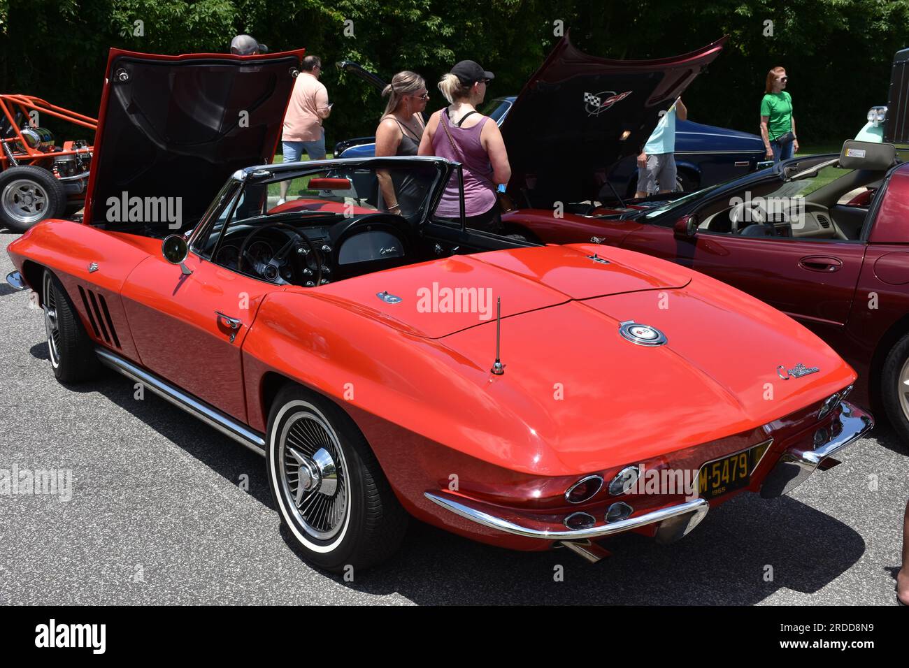 Ein 1965 Red C2 Chevrolet Corvette Cabriolet wird auf einer Autoausstellung ausgestellt. Stockfoto