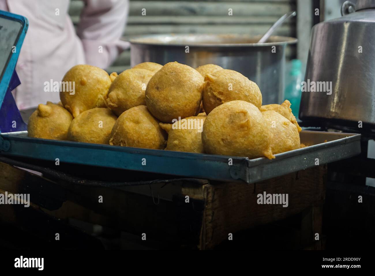 Indischer Snack Aloo vada oder Bonda aus Kartoffeln. Aalu vada oder Potato vadas (indische Küche) aus dem indischen Tapri Shop. Bereich Kopieren. Selektiver Fokus. Stockfoto