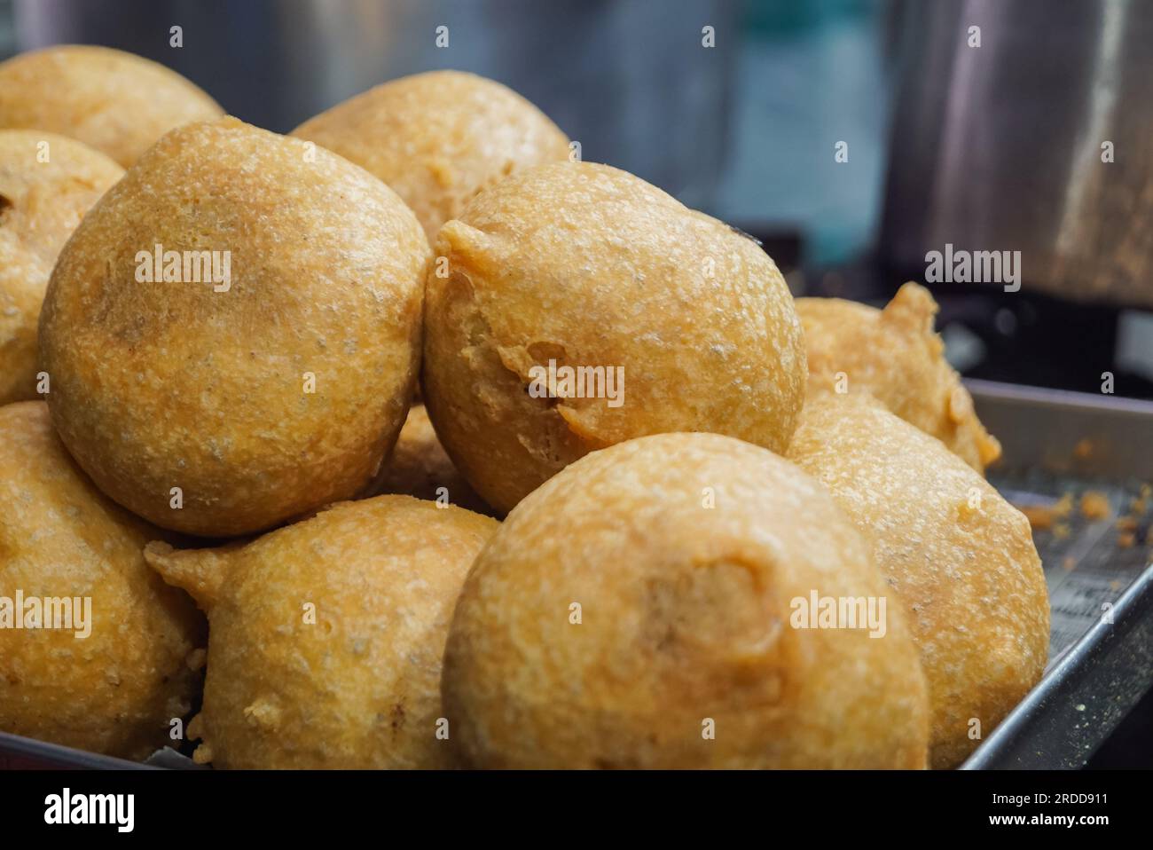 Indischer Snack Aloo vada oder Bonda aus Kartoffeln. Aalu vada oder Potato vadas (indische Küche) aus dem indischen Tapri Shop. Bereich Kopieren. Selektiver Fokus. Stockfoto