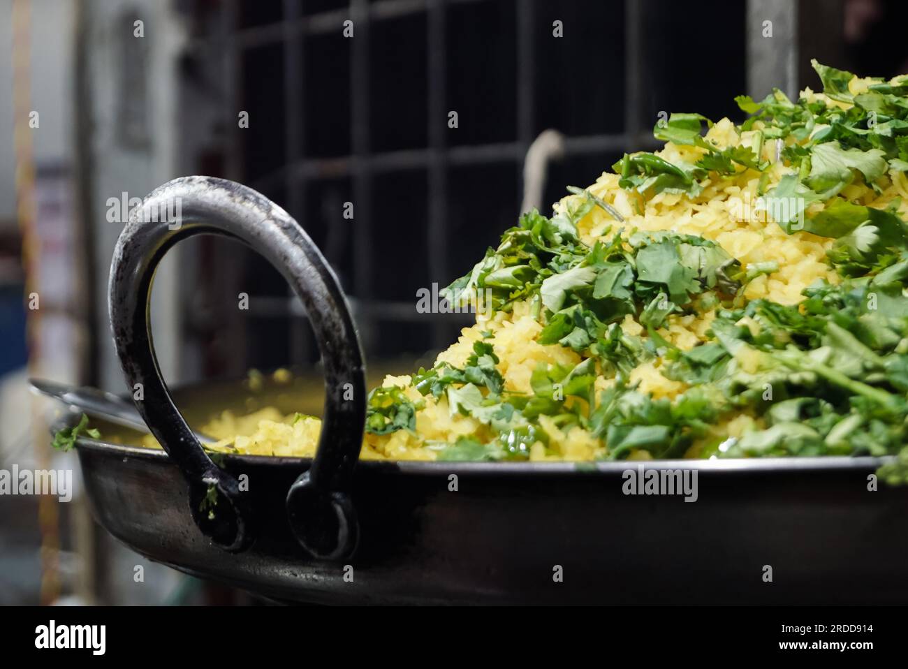 Indischer Snack Poha aus gequetschtem Reis. Poha Jalebi (indische Küche) aus dem indischen Tapri Shop. Bereich Kopieren. Selektiver Fokus. Stockfoto