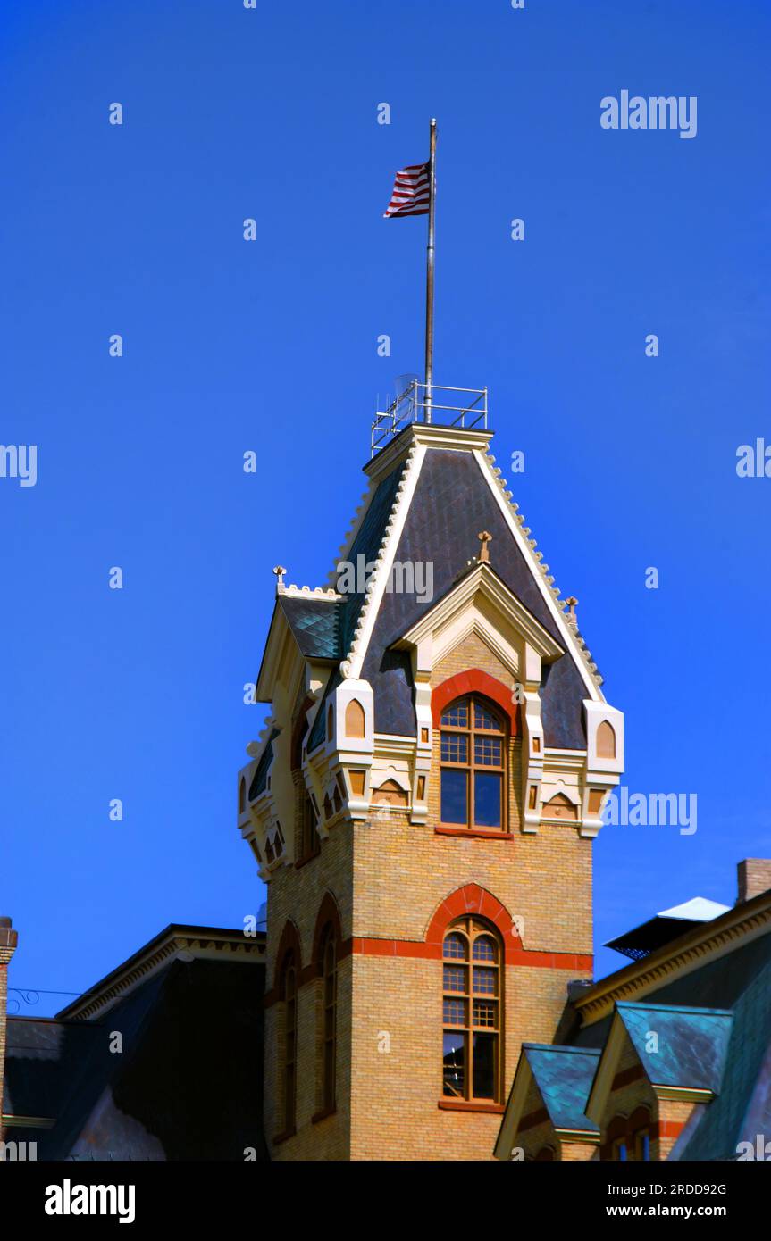 Das 120 Jahre alte Bezirksgericht aus der viktorianischen Zeit in Houghton, Michigan, ist mit rotem Sandstein und Lake Superior Copper als Dach gestaltet. Stockfoto