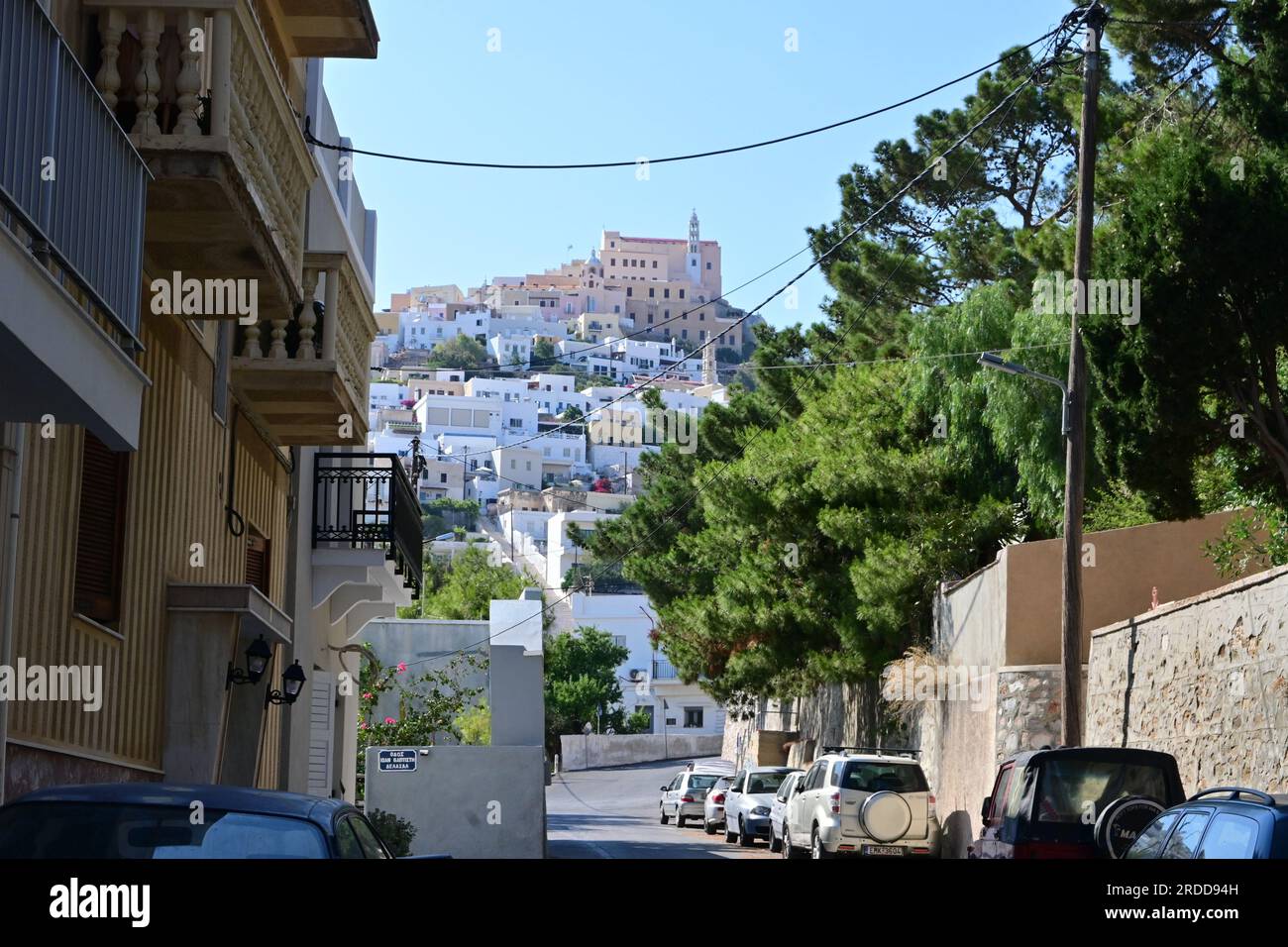 Blick auf die Ano Syros Siedlung von Ermoupoli, Syros Insel, Griechenland, Kirche St. Georg auf dem Gipfel des Hügels gesehen. Stockfoto