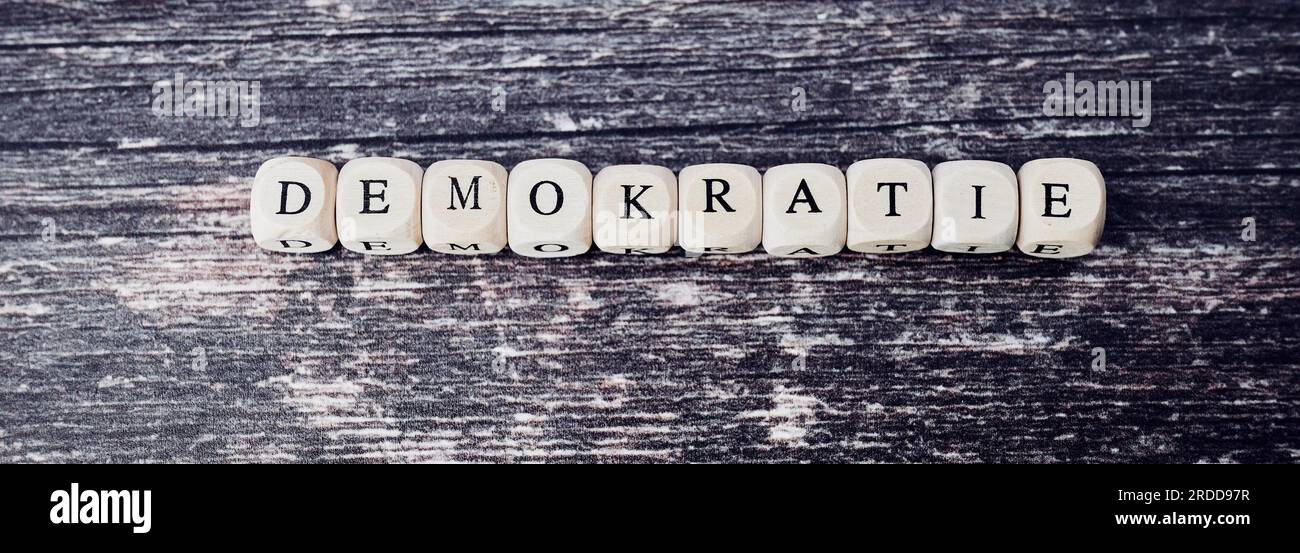 Das deutsche Wort für Demokratie lag aus Holzwürfeln mit Buchstaben Stockfoto