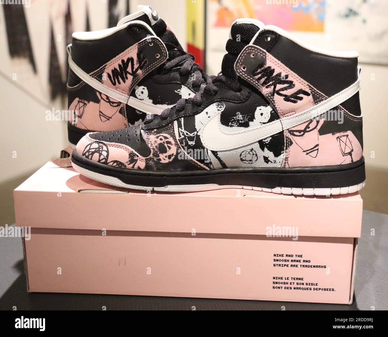 20. Juli 2023, New York City, New York, USA: Nike Dunk High Pro SB, Größe 10 von der Anlage auf Mo' Wax und Unkle Gründer James Lavelle, bei der New York Hip Hop Auction in Sotheby zu sehen. (Kreditbild: © Nancy Kaszerman/ZUMA Press Wire) NUR REDAKTIONELLE VERWENDUNG! Nicht für den kommerziellen GEBRAUCH! Stockfoto