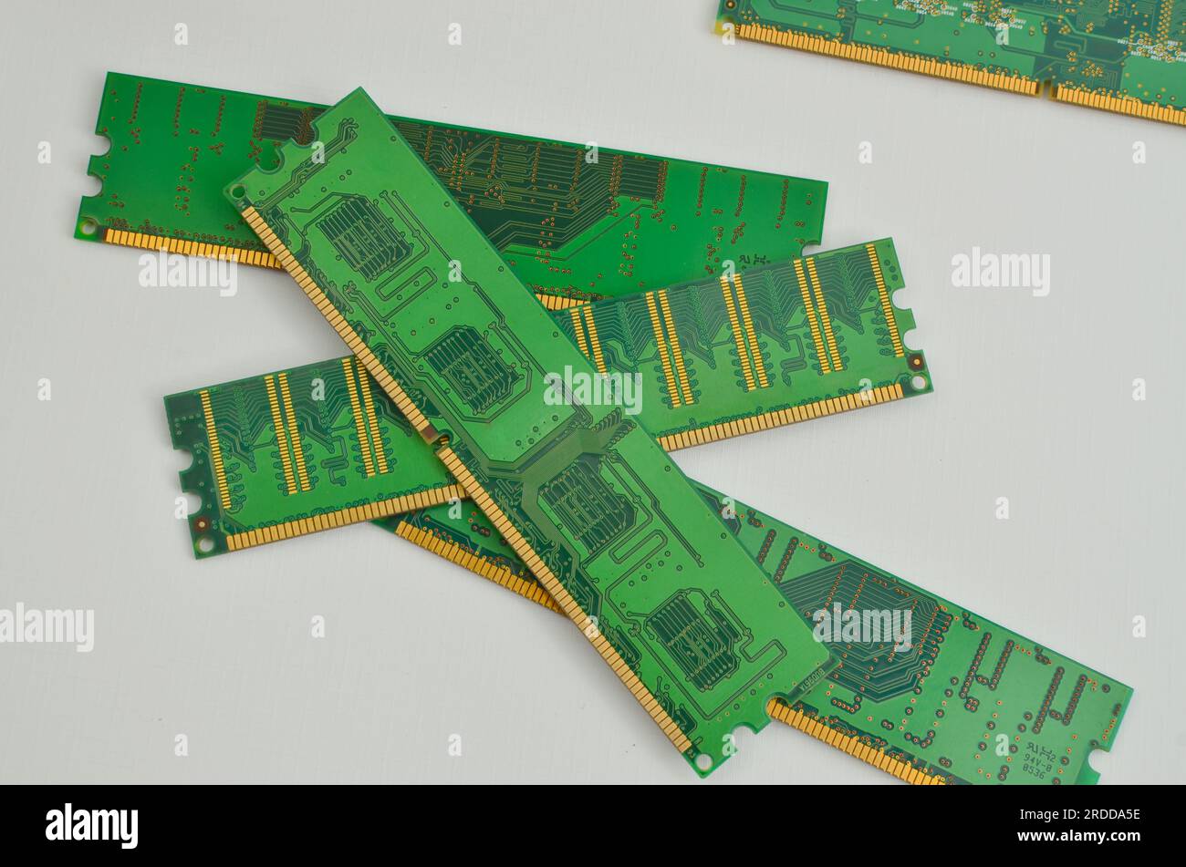 Nahaufnahme eines RAM-Speichermoduls auf einem hellen Hintergrund, die die Effizienz und Leistung der aktuellen Technologie darstellt. Stockfoto