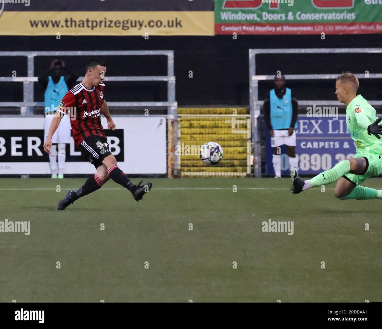 Seaview Stadium, Belfast, Nordirland, Vereinigtes Königreich. 20. Juli 2023. Qualifikationsrunde 1 der UEFA Europa Conference League (zweite Etappe) – Kreuzritter/Haka. Action vom heutigen Spiel im Seaview. (Kreuzritter in Rot) Paul Heatley (22) feuert Kreuzritter vor 1.-0..Kredit: CAZIMB/Alamy Live News. Stockfoto