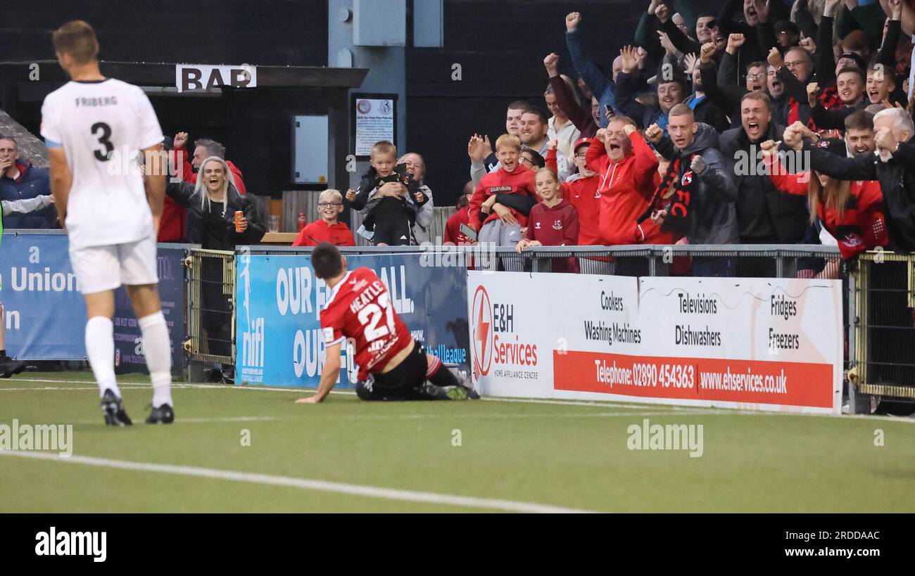 Seaview Stadium, Belfast, Nordirland, Vereinigtes Königreich. 20. Juli 2023. Qualifikationsrunde 1 der UEFA Europa Conference League (zweite Etappe) – Kreuzritter/Haka. Action vom heutigen Spiel im Seaview. (Kreuzritter in Rot) Paul Heatley (22) feuert Kreuzritter vor 1.-0..Kredit: CAZIMB/Alamy Live News. Stockfoto