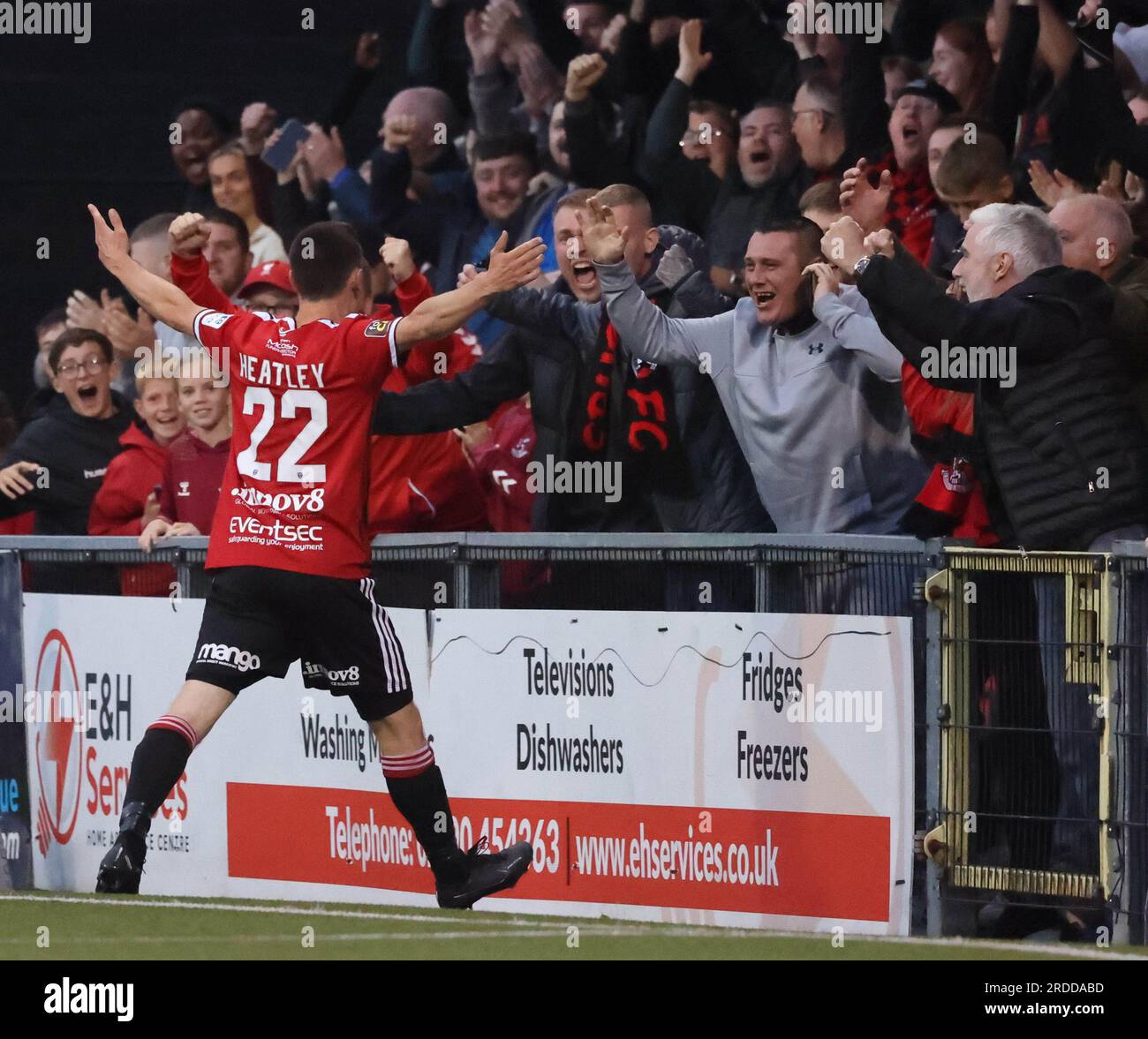 Seaview Stadium, Belfast, Nordirland, Vereinigtes Königreich. 20. Juli 2023. Qualifikationsrunde 1 der UEFA Europa Conference League (zweite Etappe) – Kreuzritter/Haka. Action vom heutigen Spiel im Seaview. (Kreuzritter in Rot) Paul Heatley (22) feuert Kreuzritter vor 1.-0..Kredit: CAZIMB/Alamy Live News. Stockfoto