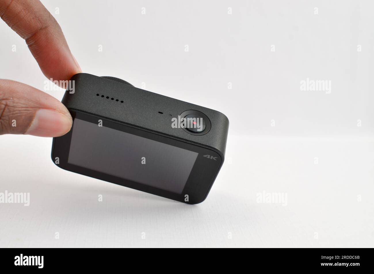 Halten Sie das Geschehen in hoher Qualität mit dieser kleinen schwarzen 4K-Kamera fest, die perfekt auf dem Tisch platziert ist. Stockfoto
