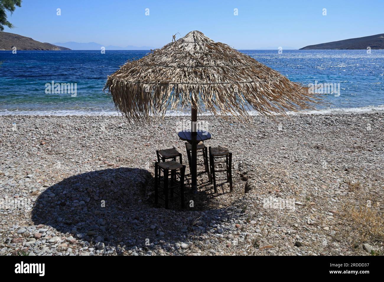 Strohschirm, Dorf Livadia, Insel Tilos, Dodekanesische griechische Inselgruppe. Juli 2023 Stockfoto