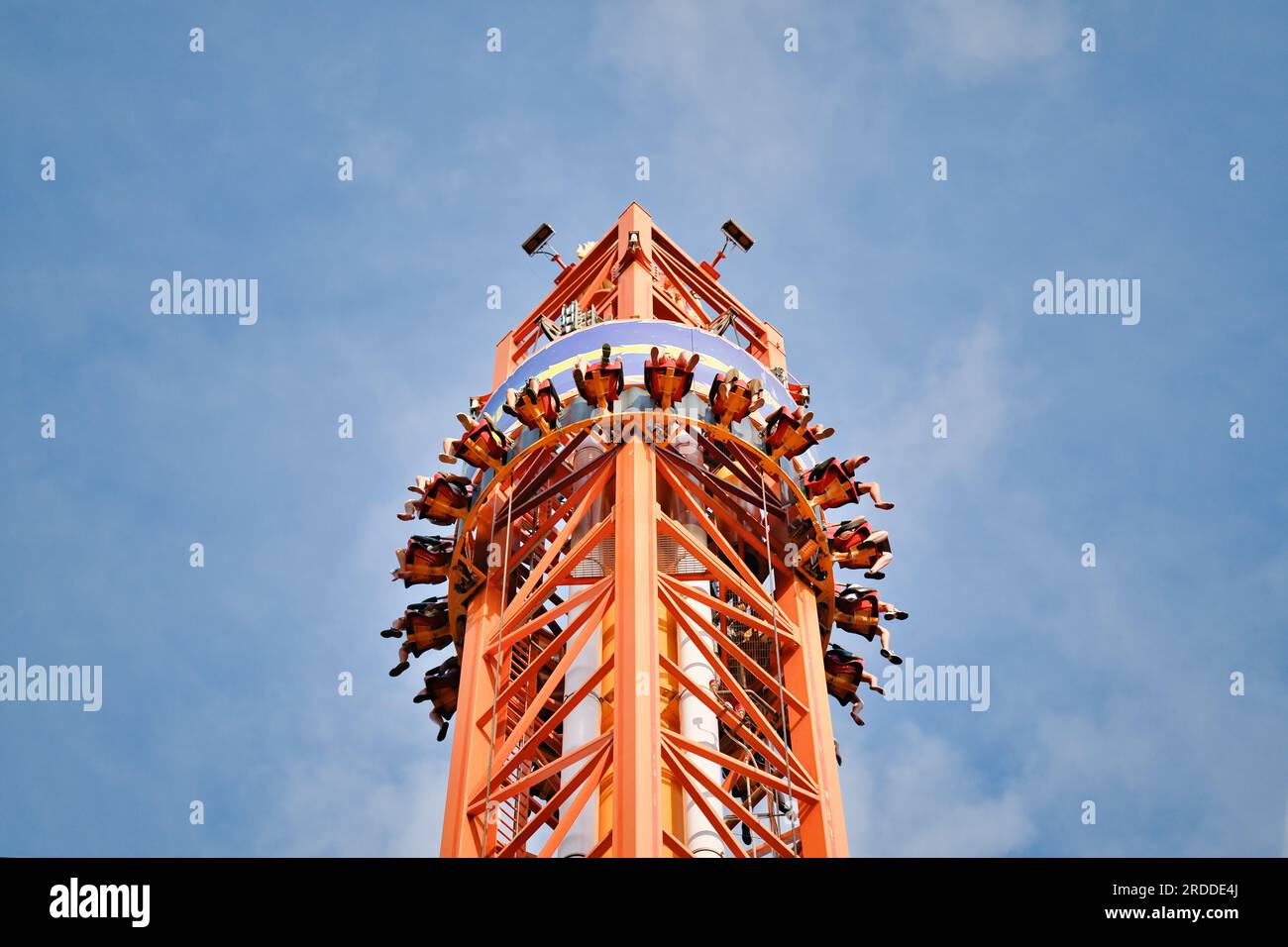Leute fallen vom Turmritt im Vergnügungspark. Berühmte Attraktion Free Fall Tower im Vergnügungspark Stockfoto